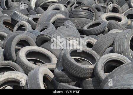 Una foto di vecchi pneumatici usurati Foto Stock