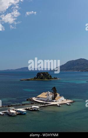 Isola monastero di Vlacherna e mouse island, penisola di Kanoni, Kerkira o Kerkyra, isola di Corfu, Isole Ionie, Grecia Foto Stock