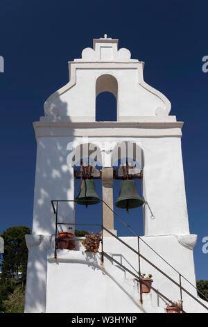 Bianco campanile di Vlacherna Monastery, PENISOLA DI KANONI, CORFU, ISOLE IONIE, Grecia Foto Stock