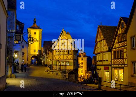 Plonlein con Sieberstor e Kobolzeller Tor, al tramonto, Rothenburg ob der Tauber, Media Franconia, Franconia, Baviera, Germania Foto Stock