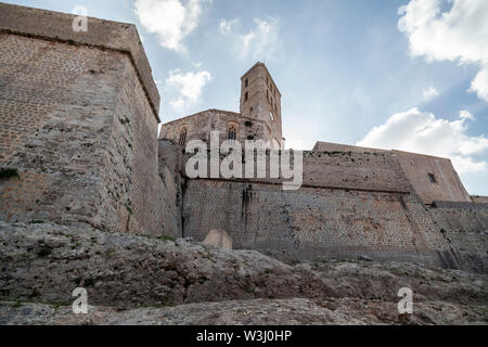 Le antiche mura e la cattedrale nel recinto murato di Dalt Vila di Ibiza, Ibiza, Isole Baleari. Spagna. Foto Stock