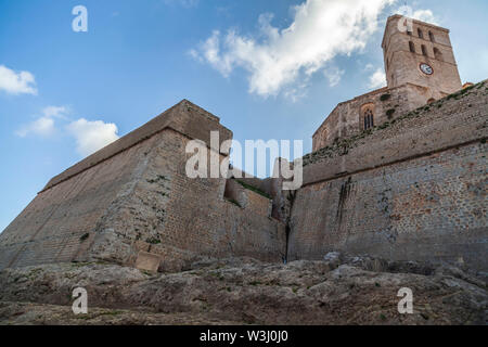 Le antiche mura e la cattedrale nel recinto murato di Dalt Vila di Ibiza, Ibiza, Isole Baleari. Spagna. Foto Stock