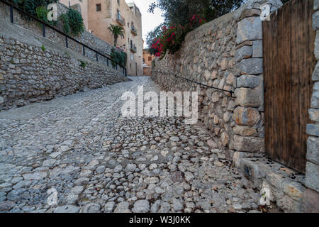 Tipica strada nel centro storico, Dalt Vila di Ibiza, Ibiza, Isole Baleari. Spagna. Foto Stock