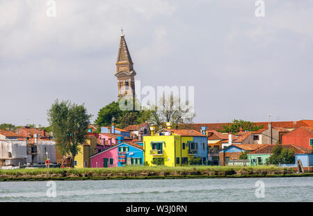 Vista di Burano, una piccola e pittoresca isola nella laguna di Venezia, Venezia, Italia con il campanile pendente della chiesa di San Martino sullo skyline Foto Stock