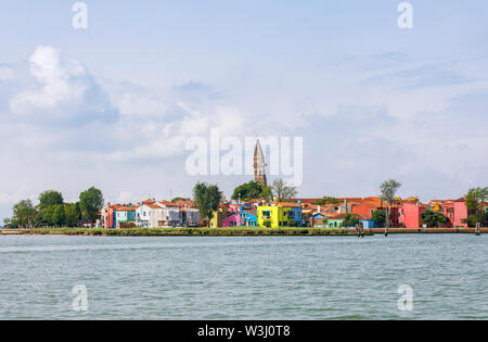 Vista di Burano, una piccola e pittoresca isola nella laguna di Venezia, Venezia, Italia con il campanile pendente della chiesa di San Martino sullo skyline Foto Stock