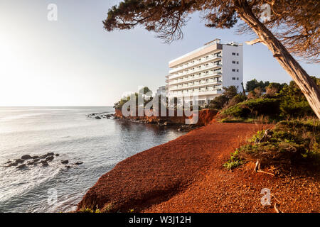 Santa Eulària des Riu, littoral, costiere particolari rocce color ocra. Vista del mediterraneo, isola di Ibiza, Isole Baleari, Spagna. Foto Stock