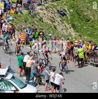 Col du Turmalet, Francia - 27 Luglio 2018: il distacco con Julian Alaphilippe in Polka-Dot-Jersey, salendo per la strada che porta al Col du Tourmalet nei Pirenei durante la 19 tappa del Tour de France 2018. Foto Stock