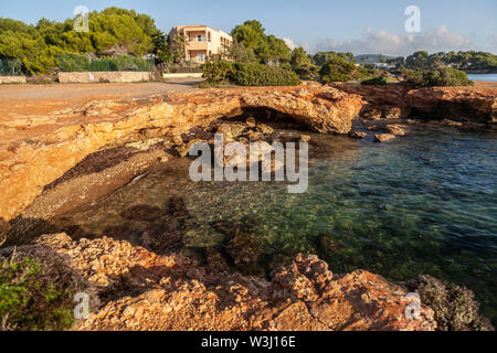 Santa Eulària des Riu, littoral, costiere particolari rocce color ocra. Vista del mediterraneo, isola di Ibiza, Isole Baleari, Spagna. Foto Stock