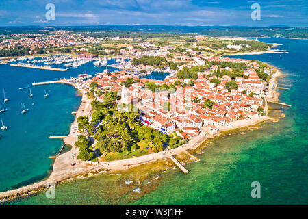 Novigrad Istarski storica cittadina costiera vista aerea, arcipelago di Istria, Croazia Foto Stock