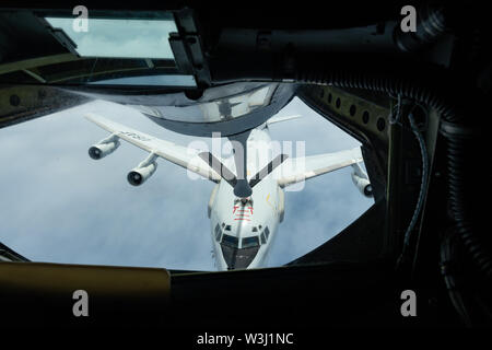 Un'E-3 Sentry dal 961st Airborne Air Control Squadron refuels con una KC-135 Stratotanker dal 909th Air Refuelling Squadron 10 luglio 2019, durante un esercizio di formazione fuori di Kadena Air Base, Giappone. La Sentinella fornisce all-weather sorveglianza, comando, controllo e comunicazione a sostegno di un libero-e-aprire Indo-Pacifico. (U.S. Air Force foto di Airman 1. Classe Matteo Seefeldt) Foto Stock