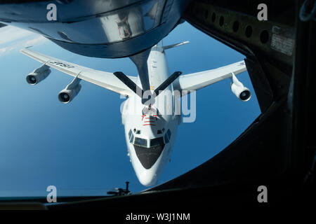 Un'E-3 Sentry dal 961st Airborne Air Control Squadron refuels con una KC-135 Stratotanker dal 909th Air Refuelling Squadron 10 luglio 2019, durante un esercizio di formazione fuori di Kadena Air Base, Giappone. La Sentinella fornisce all-weather sorveglianza, comando, controllo e comunicazione a sostegno di un libero-e-aprire Indo-Pacifico. (U.S. Air Force foto di Airman 1. Classe Matteo Seefeldt) Foto Stock