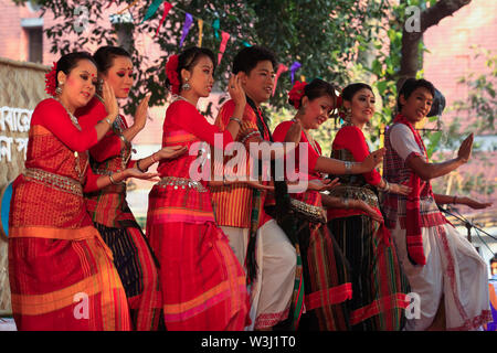 Etnia l uomo e la donna eseguire all'arte facoltà di università di Dhaka celebrando Nabanna Utshab. Si tratta di un tradizionale evento annuale segnando il harv Foto Stock