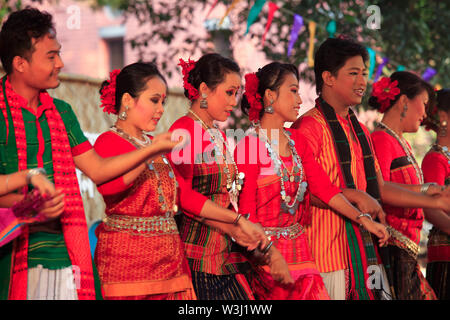 Etnia l uomo e la donna eseguire all'arte facoltà di università di Dhaka celebrando Nabanna Utshab. Si tratta di un tradizionale evento annuale segnando il harv Foto Stock