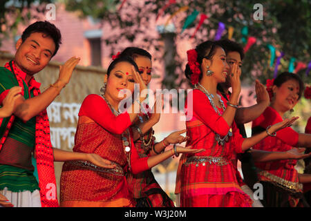 Etnia l uomo e la donna eseguire all'arte facoltà di università di Dhaka celebrando Nabanna Utshab. Si tratta di un tradizionale evento annuale segnando il harv Foto Stock