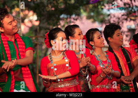 Etnia l uomo e la donna eseguire all'arte facoltà di università di Dhaka celebrando Nabanna Utshab. Si tratta di un tradizionale evento annuale segnando il harv Foto Stock