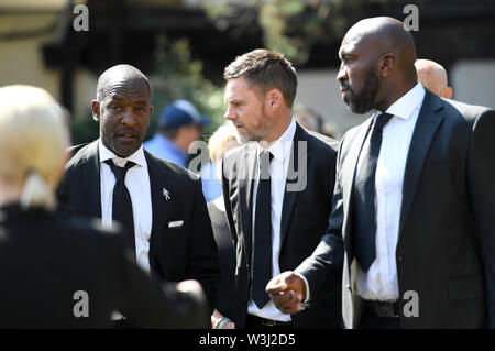 Chris Powell (sinistra), Salford City manager Alexander Graham (centro) e Doncaster Rovers manager Darren Moore durante il memoriale di servizio per Justin Edimburgo alla cattedrale di Chelmsford. Foto Stock