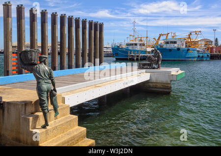 'Il Jetty - per i pescatori" da Greg James (2005) commemora il pescatore locale che ha iniziato il settore della pesca - Fremantle, WA, Australia Foto Stock