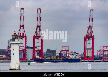 La nave passa Mergus Fort Pesce persico Rock faro sul fiume Mersey. Il Seaforth Dock gru dietro. Foto Stock