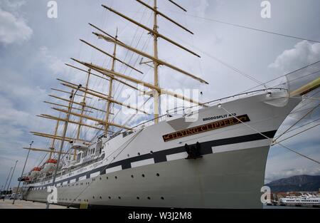 Split. Il 15 luglio 2019. Foto scattata a luglio 15, 2019 mostra la nave a vela Flying Clipper in Split, Croazia. La misura 162 metri di lunghezza e 18.5 metri di larghezza, la cinque-ponte nave con cinque alberi possono ospitare 450 persone come una nave da crociera. Credito: Ivo Cagalj/Xinhua/Alamy Live News Foto Stock