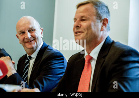 16 luglio 2019, il Land Brandeburgo, Potsdam: Dietmar Woidke (SPD), il primo ministro del Land di Brandeburgo (l) e Christian Görke (Die Linke), il ministro delle Finanze del Land di Brandeburgo e vice primo ministro (r), parlerà al bilancio riunione del rosso-rosso del governo dello stato di Brandeburgo dopo quasi cinque anni di governo. Un nuovo membro del Parlamento europeo è eletto il 1 settembre. Foto: Carsten Koall/dpa Foto Stock