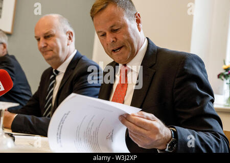 16 luglio 2019, il Land Brandeburgo, Potsdam: Dietmar Woidke (SPD), il primo ministro del Land di Brandeburgo (l) e Christian Görke (Die Linke), il ministro delle Finanze del Land di Brandeburgo e vice primo ministro (r), parlerà al bilancio riunione del rosso-rosso del governo dello stato di Brandeburgo dopo quasi cinque anni di governo. Un nuovo membro del Parlamento europeo è eletto il 1 settembre. Foto: Carsten Koall/dpa Foto Stock