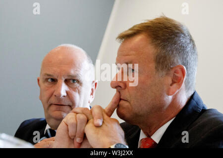 16 luglio 2019, il Land Brandeburgo, Potsdam: Dietmar Woidke (SPD), il primo ministro del Land di Brandeburgo (l) e Christian Görke (Die Linke), il ministro delle Finanze del Land di Brandeburgo e vice primo ministro (r), parlerà al bilancio riunione del rosso-rosso del governo dello stato di Brandeburgo dopo quasi cinque anni di governo. Un nuovo membro del Parlamento europeo è eletto il 1 settembre. Foto: Carsten Koall/dpa Foto Stock