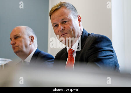 16 luglio 2019, il Land Brandeburgo, Potsdam: Dietmar Woidke (SPD), il primo ministro del Land di Brandeburgo (l) e Christian Görke (Die Linke), il ministro delle Finanze del Land di Brandeburgo e vice primo ministro (r), parlerà al bilancio riunione del rosso-rosso del governo dello stato di Brandeburgo dopo quasi cinque anni di governo. Un nuovo membro del Parlamento europeo è eletto il 1 settembre. Foto: Carsten Koall/dpa Foto Stock