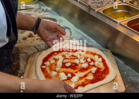 La preparazione preparata di fresco pizza margherita Foto Stock