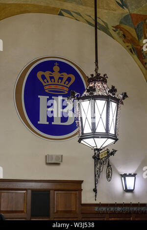 Monaco di Baviera, Germania - LUG 2018: vecchie lanterne illuminano l'emblema del famoso e tradizionale birra bavarese house Hofbrauhaus Foto Stock