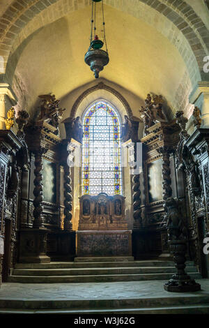 Francia - LE MOUTIER D'AHUN CREUSE - SITO CLUNISIEN - X secolo romana e chiesa gotica in Limousin - LEGNO LAVORO SVOLTO DA SIMON BAUER nel XVIII secolo - Saint Roch statua fatta da CHALUMEAU E MARSALLON 1997 - FRANCESE Storia e architettura - Chiesa - Abbazia di Cluny ordine © Frédéric BEAUMONT Foto Stock