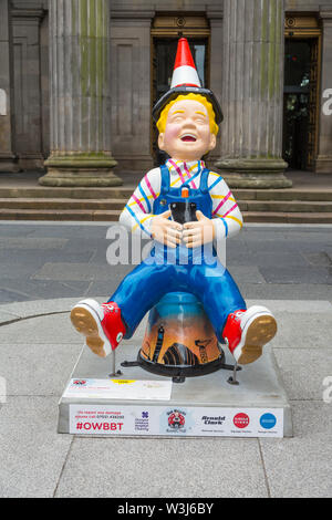 Oor Wullie scultura sul grande sentiero della benna, la Galleria di Arte Moderna, Royal Exchange Square / Queen Street, il centro della città di Glasgow, Scotland, Regno Unito Foto Stock