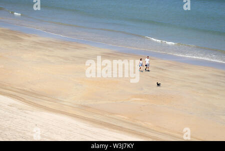 Vista generale di Portrush Whiterocks beach durante l'anteprima giorno tre del Campionato Open 2019 presso il Royal Portrush Golf Club. Foto Stock