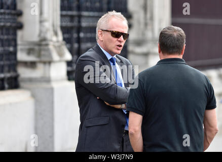 Dr Phillip Lee MP (Cost: Bracknell) Westminster, maggio 2019, indossando occhiali da sole Foto Stock