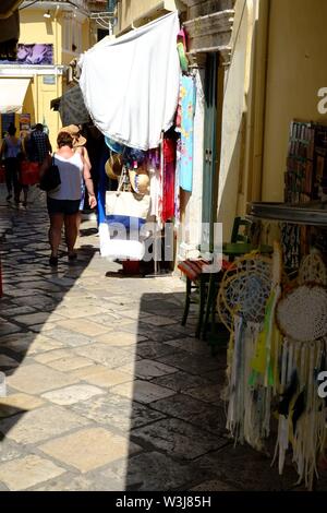 Corfù Corfù città questo è un colpo di occupato una candida colpo di una piccola strada in profondità all'interno del quartiere dello shopping della città di Corfù. Foto Stock