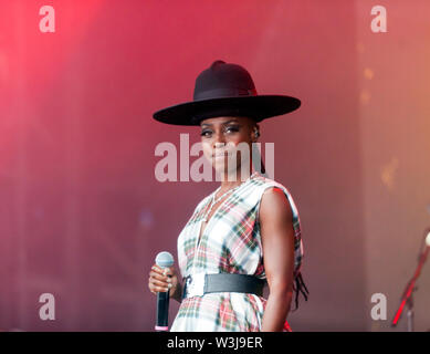 Close-up di Skye Edwards eseguendo con Morcheeba, sul palco principale al OnBlackheath Music Festival 2019 Foto Stock