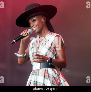 Close-up di Skye Edwards eseguendo con Morcheeba, sul palco principale al OnBlackheath Music Festival 2019 Foto Stock