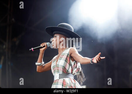 Close-up di Skye Edwards eseguendo con Morcheeba, sul palco principale al OnBlackheath Music Festival 2019 Foto Stock