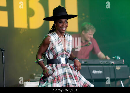 Close-up di Skye Edwards eseguendo con Morcheeba, sul palco principale al OnBlackheath Music Festival 2019 Foto Stock