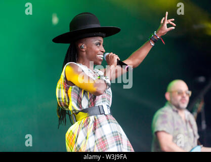 Close-up di Skye Edwards eseguendo con Morcheeba, sul palco principale al OnBlackheath Music Festival 2019 Foto Stock