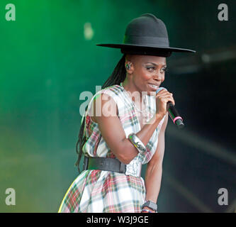 Close-up di Skye Edwards eseguendo con Morcheeba, sul palco principale al OnBlackheath Music Festival 2019 Foto Stock