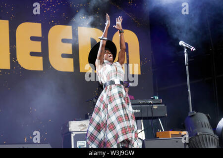 Close-up di Skye Edwards eseguendo con Morcheeba, sul palco principale al OnBlackheath Music Festival 2019 Foto Stock