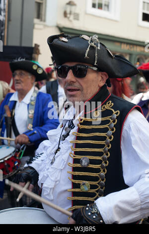 I percussionisti drumming al giorno pirata sfilata in luglio, Hastings, East Sussex, Regno Unito Foto Stock