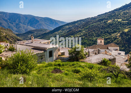 Terraos, case tradizionali con tetti piani, in Bubion, oltre il Barranco de Poqueira orrido, Sierra Nevada, Las Alpujarras, Granada, Andalusia, Spagna Foto Stock