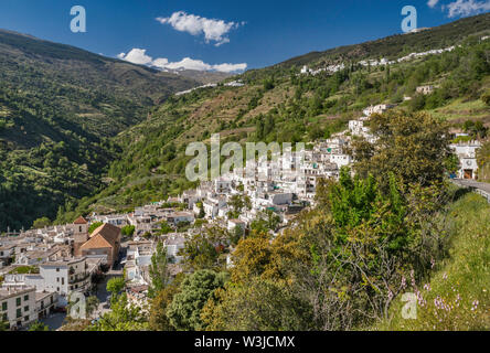 Città di Pampaneira, con Bubion e Capileira in distanza, oltre il Barranco de Poqueira, Sierra Nevada, Las Alpujarras, provincia di Granada, Andalusia Spagna Foto Stock