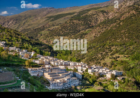 Città di Ohanes, su Rio Ohanes orrido, Las Alpujarras, provincia di Granada, Andalusia, Spagna Foto Stock