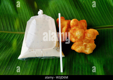 Pane cinese stick per mangiare con tofu al mattino, mettere su una verde foglia di banana Foto Stock