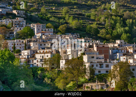 Città di Ohanes, su Rio Ohanes orrido, Sierra Nevada, Las Alpujarras, provincia di Granada, Andalusia, Spagna Foto Stock