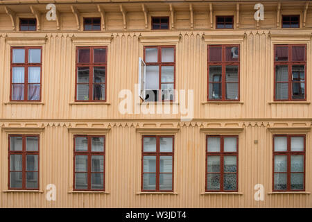 In legno edificio residenziale con una finestra aperta Foto Stock