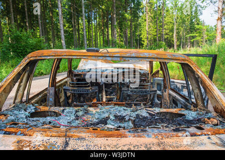 Interno di un bruciato auto da dietro al bordo della strada Foto Stock