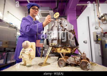 Cadbury World chocolatier Donna Oluban aggiunge il tocco finale per il cioccolato ricreazione dell'Apollo 11 atterraggio sulla luna a Cadbury World in Birmingham, per contrassegnare 50 anni al giorno dato che la missione di noi per portare gli uomini sulla Luna sollevata. Foto Stock